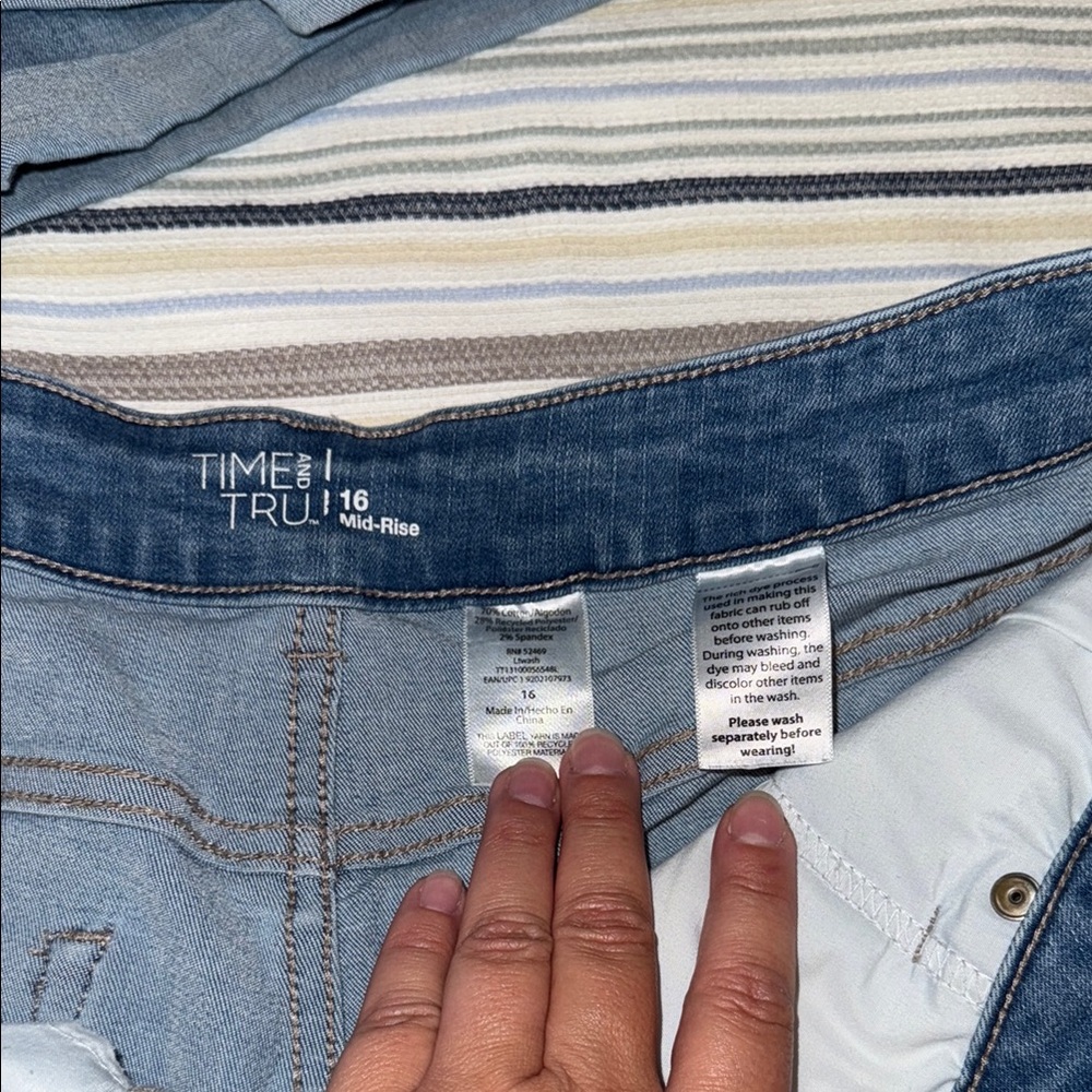 Casual Denim Shorts - Picture 2 of 3